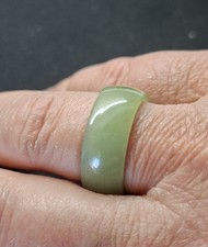 Jade- Ring, D. 19 mm. Breit 8 mm. Hellgrün. ...