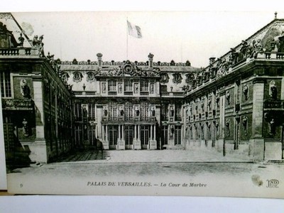 Palaise de Versailles. La Cour de Marbre. Alte AK s/w. Schloßansicht, Innenhof, 