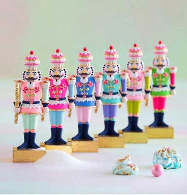 Glitterville Rainbow Colonel Cupcake Nussknacker Tischplatte Weihnachten 23 cm (9'')