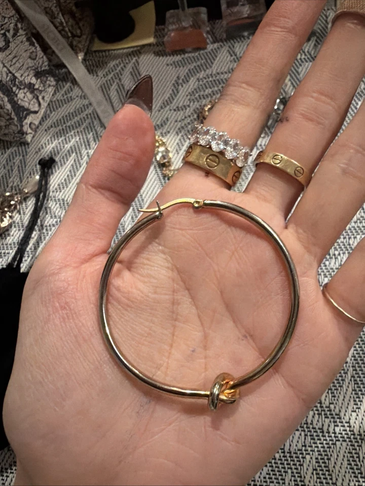 Pendientes tipo argolla con nudo grande Céline Phoebe Philo • Chapados en oro Foto 4 de 4