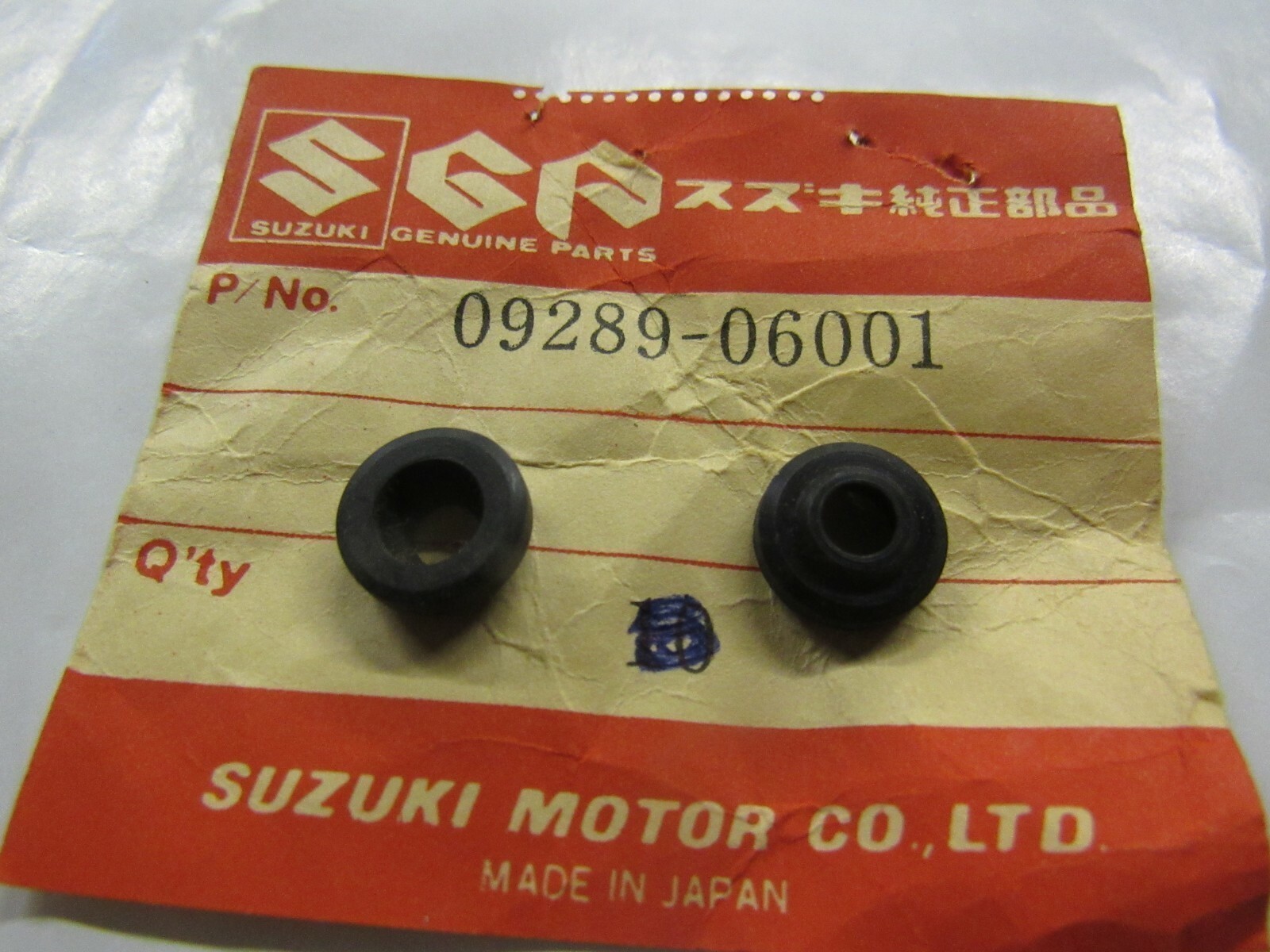 NOS Suzuki Oil Seal  GN250 GT250 GT750 LT-F230 T350 T500 09289-06001  sold as 2