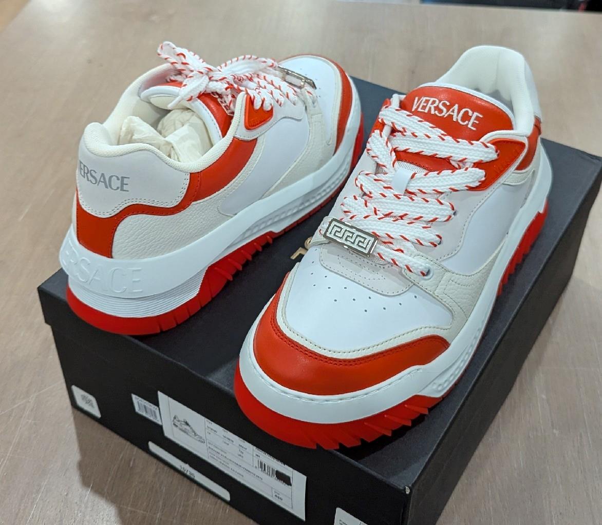【関税&送料込み】Versace 'Odissera' White Leather Sneaker $925 VERSACE Odissea Leather Low-Top Sneakers White/Coral 45