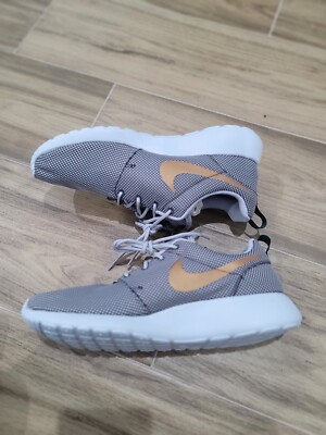 nike roshe run rose gold