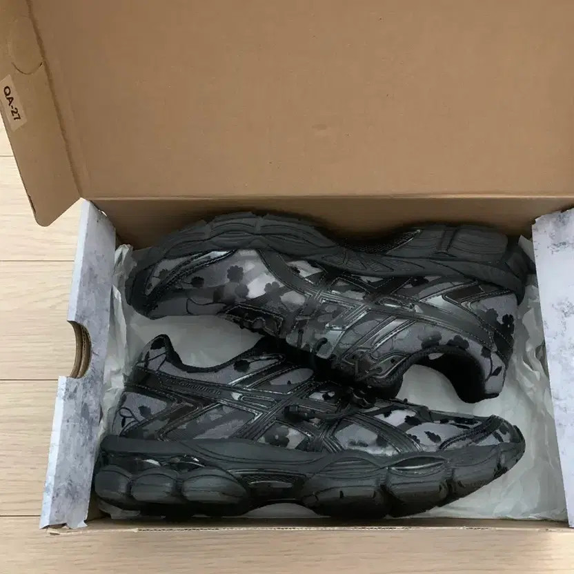 ASICS Cecilia Vanser Gel Quimulsa Sneakers - Size 250, Pre-Owned thumbnail 2