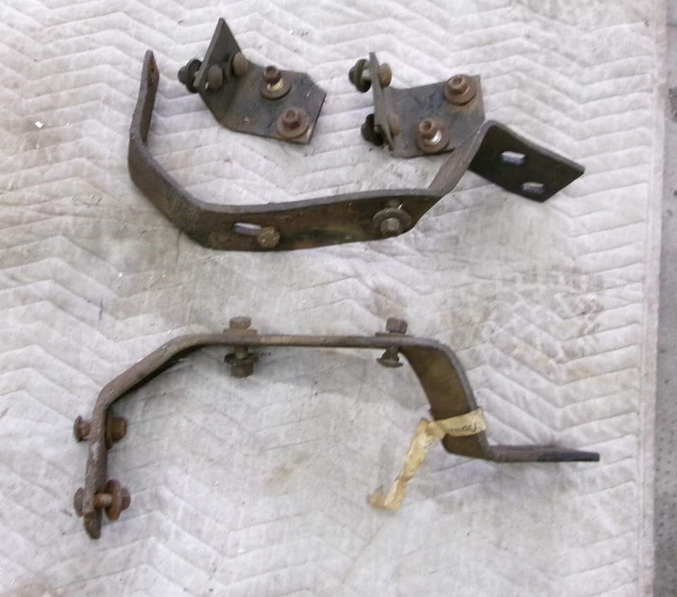 Juego de 4 soportes de parachoques delanteros Cadillac 1964 con pernos vintage OEM Foto 2 de 4