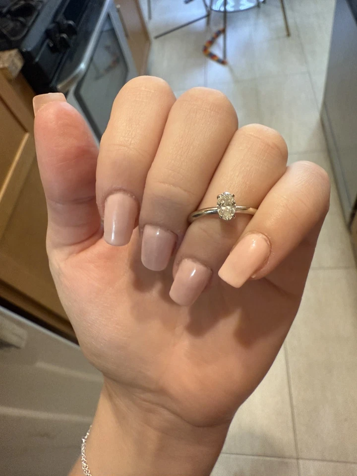 Anillo de diamantes ovalados genuinos de 0,50 quilates de oro blanco de 14 quilates VS2 K excelente corte valoración Foto 4 de 4