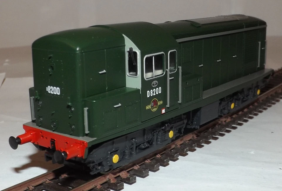 HELJAN 1500 CLASS 15 BTH/CLAYTON LOCOMOTIVE D8200 BR PLAIN GREEN - Image 4 of 4