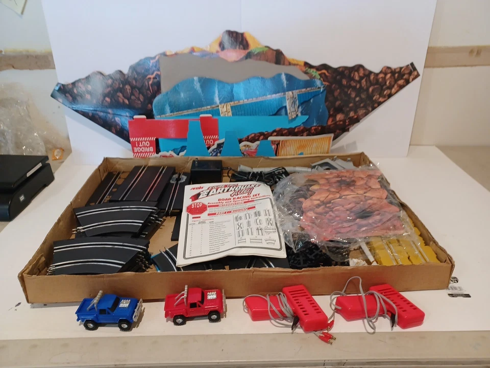 Artin ESCAPE from EARTHQUAKE ALLEY CONJUNTO DE AUTORAMA Completo Na Caixa - Imagem 2 de 4