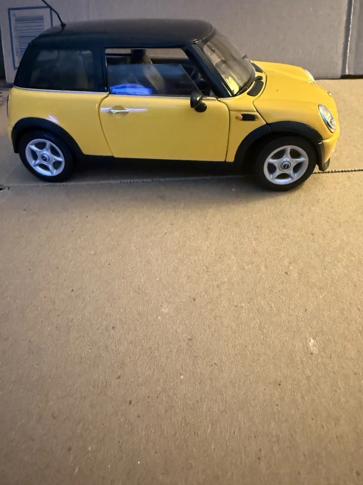 Welly 1:18 Mini Cooper Metal Collection New - Image 2 of 4