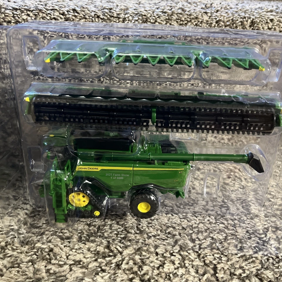 Ertl 1:64 2025 John Deere S7 900 Tracked Combine Farm Show Edition NEW! - Image 3 of 4