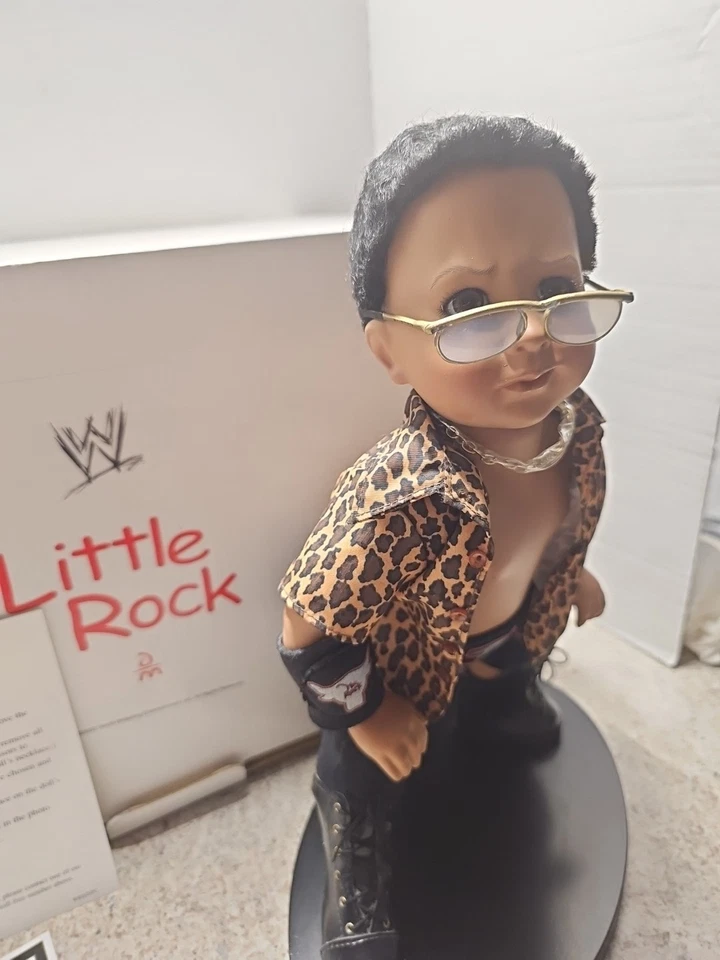 👀 De colección 2002 Danbury Como Nuevo WWE The Rock Posable "Little Rock" con Certificado de Autenticidad 👀 Foto 3 de 4
