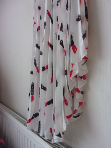 Yan Neo London White Demi Lipstick Print Pleated Asymmetric Skirt Size: UK 16 - Picture 5 of 10