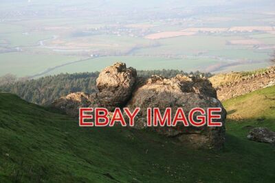 PHOTO  THE BANBURY STONE ON BREDON HILL OFTEN CALLED THE ELEPHANT STONE. IN THE