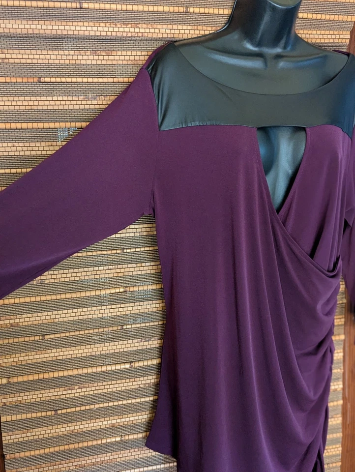 Nuevo Top Tórrido Talla 2/2X Ciruela Elástico Negro Imitación Cuero Yugo Sobrepelliz Cuello en V Foto 3 de 4