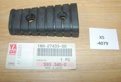 ノート Yamaha XJ700S 1NH-27433-00 COVER,RR FOOTREST Genuine NEU NOS
