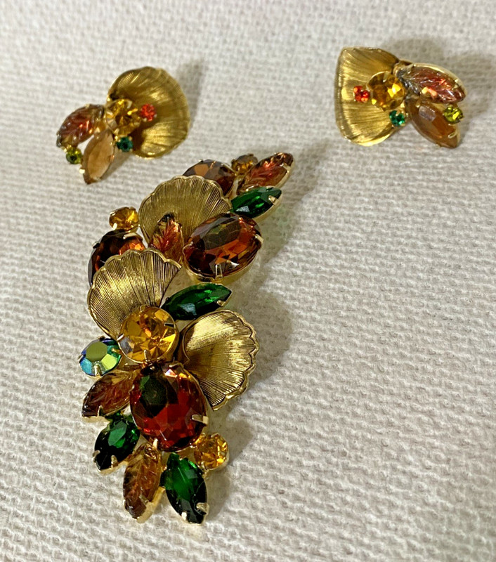 Large Vtg Multi-Colored Brooch with Carved/Faceted RS & Earrings - Juliana #2717
