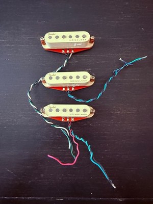 Fender Stratocaster - Ultra Noiseless Hot pickups