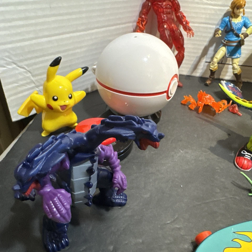 Lote de figuras de acción mixtas TMNT DC Pokemon Marvel Lost In Space Rick & Morty Etc Foto 2 de 4