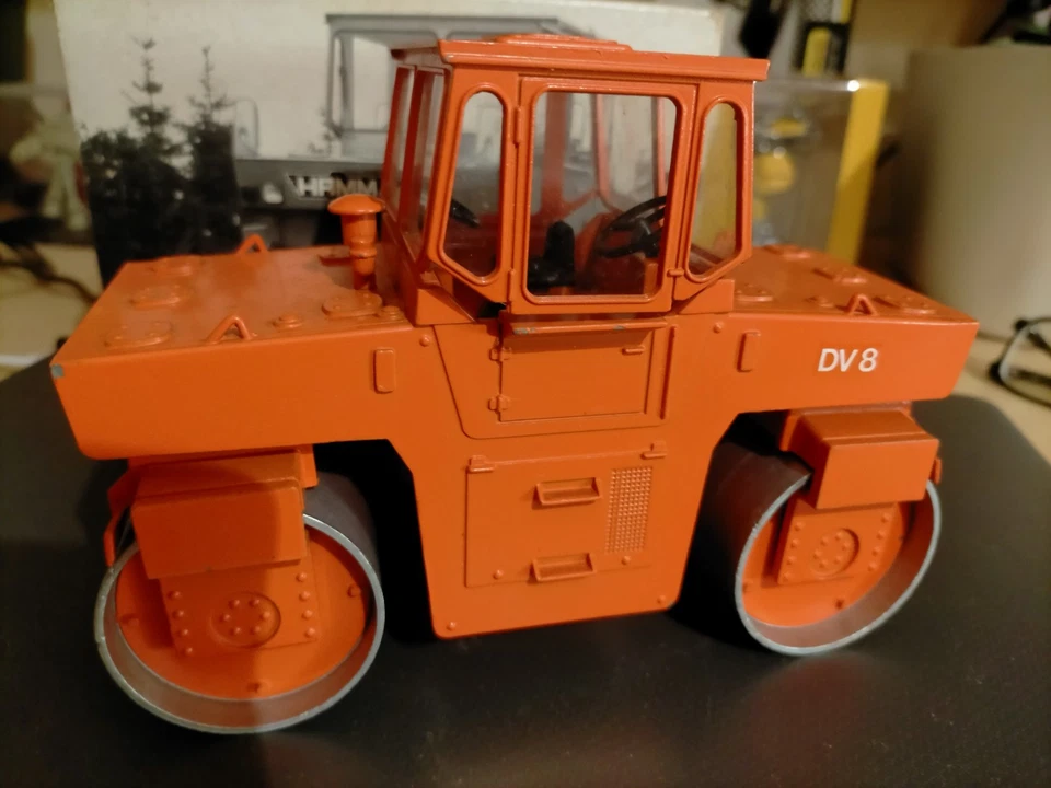 Modellino 1/25 rullo compressore tandem HAMM DV8 - marca NZG - Immagine 2 di 4