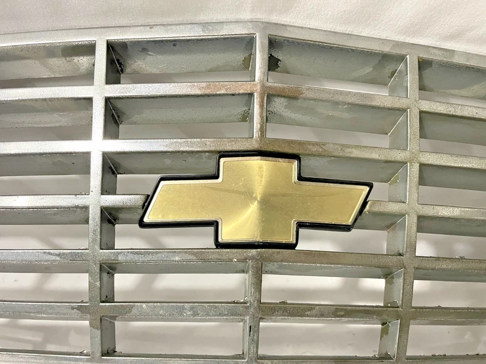 90 91 92 Chevrolet Lumina Rejilla con Emblema Cromo-OEM Foto 4 de 4