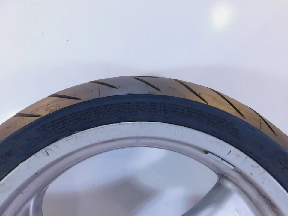 Llanta y neumático trasero plateado fundido BMW K1 K1100LT R1100R R1100RT R1100RS & R850R Foto 4 de 4