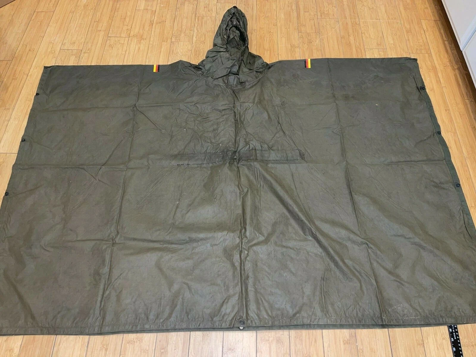 1980's GERMAN ARMY HOODED RUBBERIZED HEAVY DUTY WET WEATHER PONCHO 59X41 W/ FLAG
Opens in a new wind