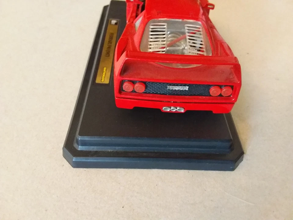 Ferrari F40 Hobby & Work Quattroruote Burago 1/24 manca tergicristallo - Immagine 3 di 4