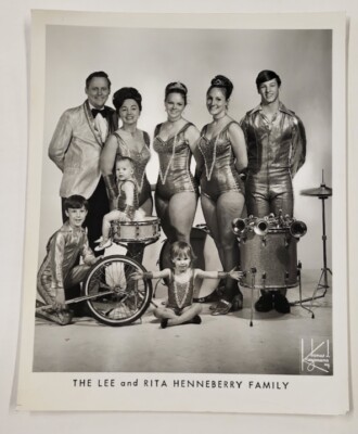 VINTAGE 8X10 PRESS PHOTO THE LEE AND RITA HENNEBERRY FAMILY CIRCUS SIDESHOW ACT