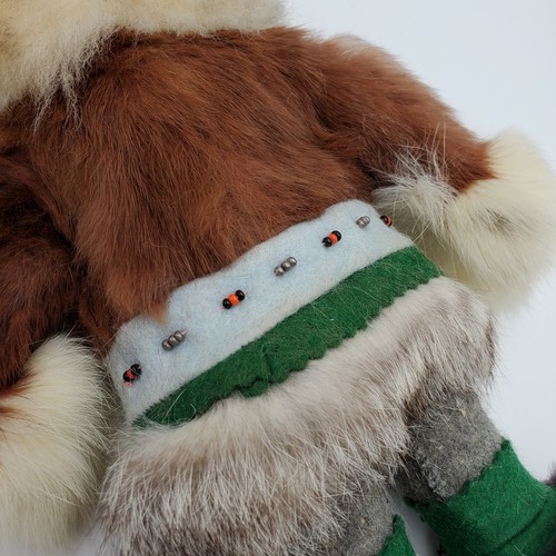 VNTG ESKIMO INUIT Puppe Perlen echtes Fell und Leder handgefertigt mit Siegel Alaska - Bild 8 von 12