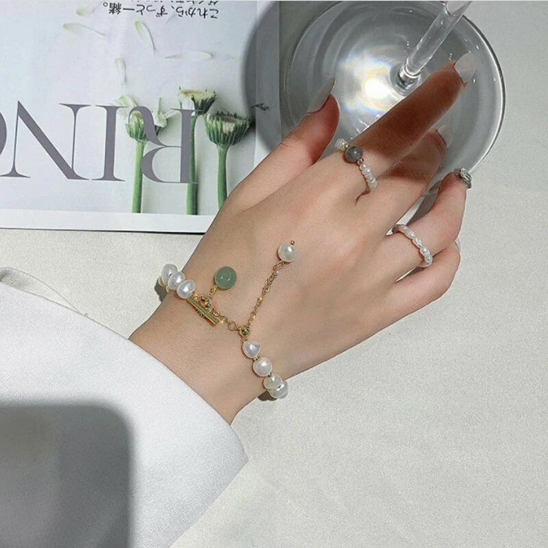 Brazalete ajustable de perlas irregulares de agua dulce enchapado en oro de 10 piezas para mujer Foto 4 de 4