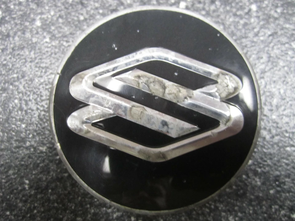 One (1)*  OEM  2004-2006 16" Suzuki Verona Black & Polished Center Cap  96451427 - Image 2 of 4