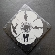 2x Emblemat makowy VE DAY 80 Kwadratowe podkładki łupkowe 4" / 10cm. Nowe i kolekcjonerskie.