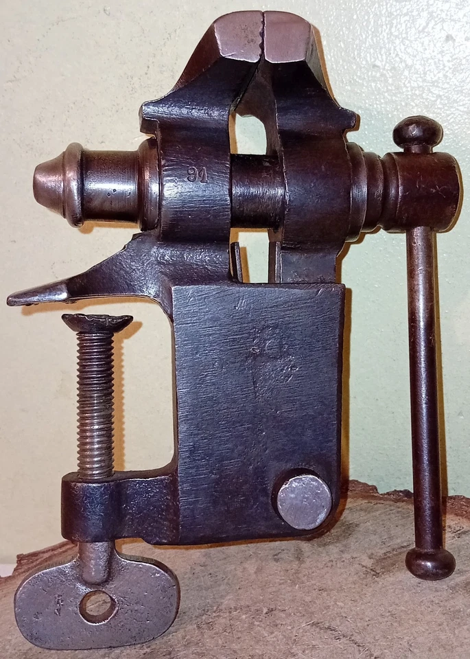 Ancien bel étau d'établi de forgeron numéroté 91 /70 avec son ressort - Photo 3/4