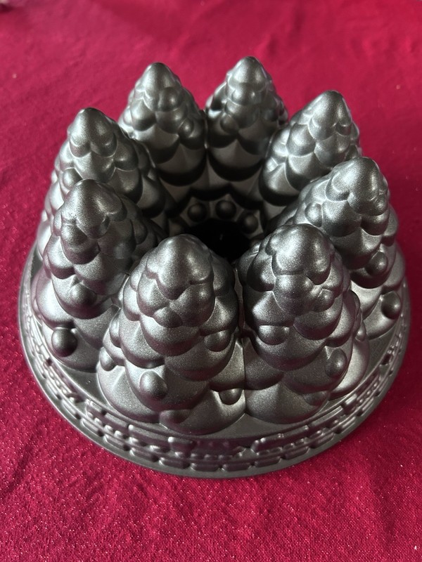 Heavy metal tree bundt cake pan