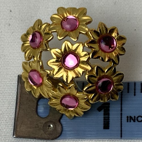 Pendientes Trifari Vintage Cristal Rosa Tono Oro Flor Post Firmados - Imagen 7 de 7
