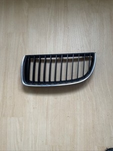 BMW 3er E90 E91 Vorfacelift Kühlergrill Frontgrill Grill Niere links 7120007