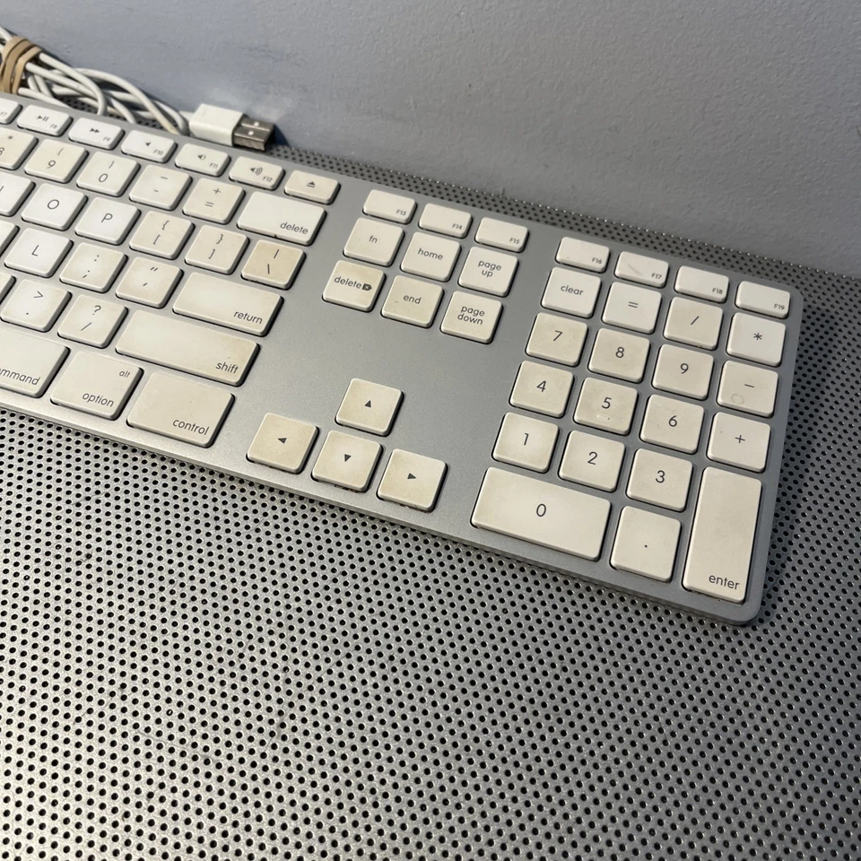 Genuine Apple USB Wired Keyboard A1243 with Numpad iMac, Mac Mini, Mac Pro - Image 3 of 4