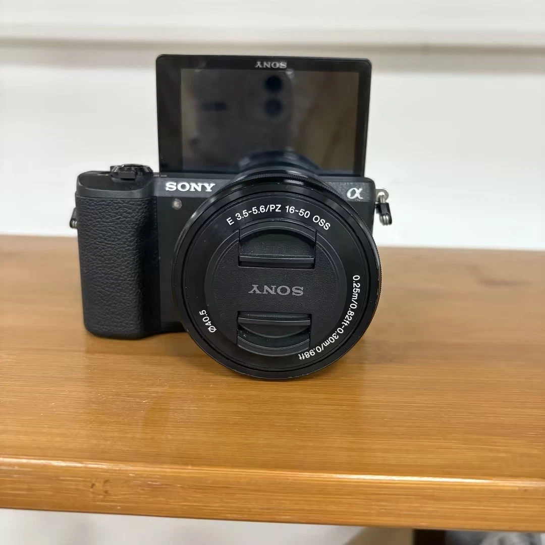 Sony Alpha a5100 Mirrorless w/ E 16-50mm Lens 24MP Camera excellent
