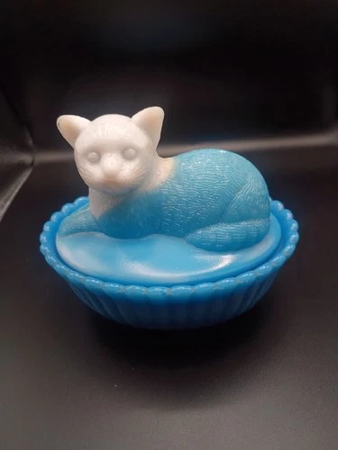 Vintage Westmorland Blue & White Slag Glass Cat On Nest Covered Candy Dish