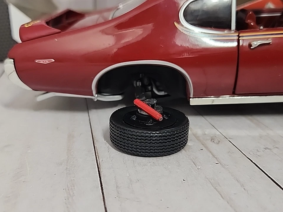 1:18 Pontiac GTO Judge – Matco Tools 2011 – Diecast Car w/ Box - Damaged Wheel - Image 2 of 4