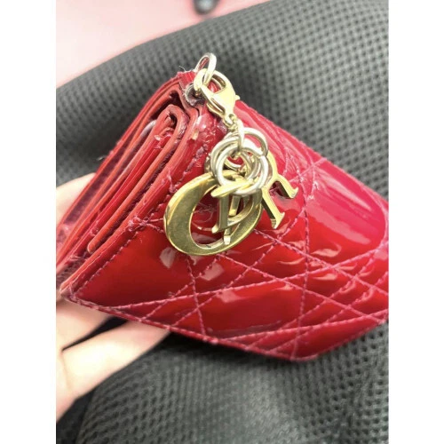 Portefeuille compact triple pli Christian Dior Cannage cuir verni rouge 2397