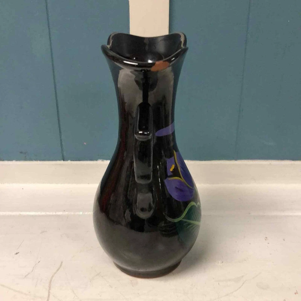 "Florero 8"" de arcilla negra pintado a mano con flores moradas Barro Negro Oaxaca" Foto 3 de 4