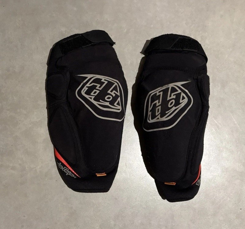 Troy Lee Designs Raid Knee D3O Pads Size XS/SM Black. Very good condition.