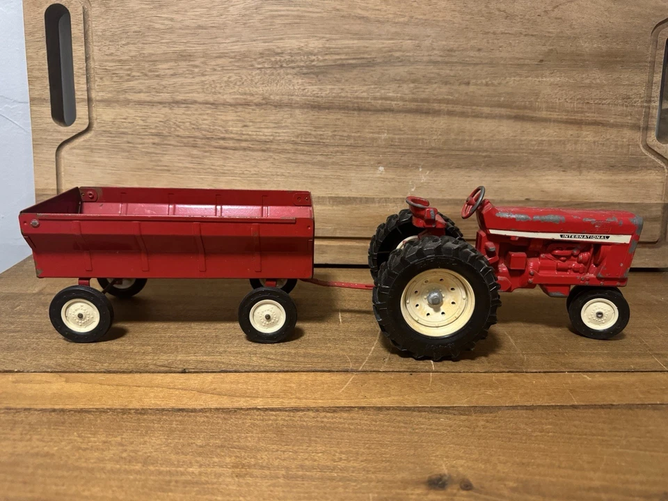 Tractor Internacional ERTL Rojo De Colección con Juego de Vagón Rojo Escala 1/16 Die-Cast Foto 4 de 4