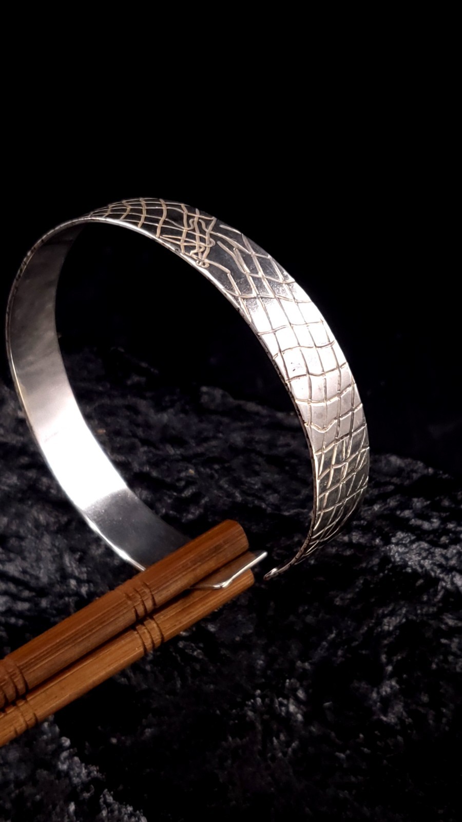 Vintage Modernist Sterling Silver Open Cuff Engraved Bangle beautiful 16.6g image 5