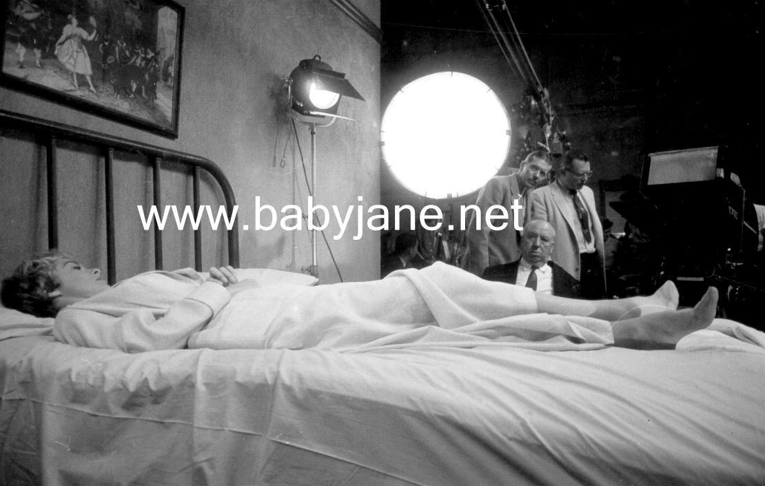 091 PSYCHO JANET LEIGH IN BED ALFRED HITCHCOCK DIRECTS BEHIND THE