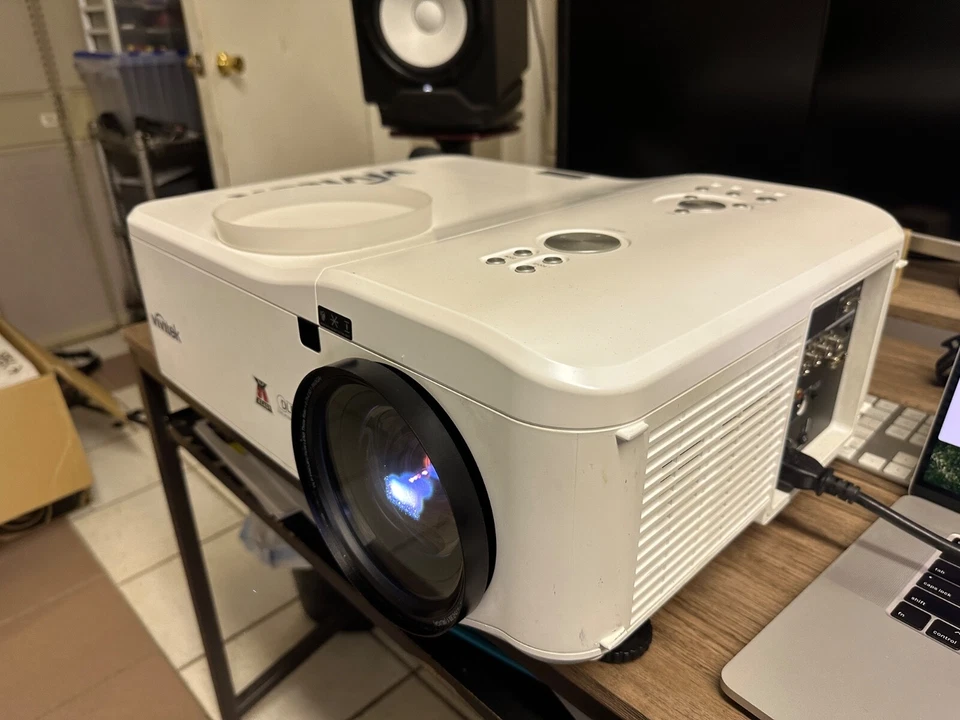 Vivitek DW6035 DLP WXGA Projector – 6000 Lumens – 0.75–0.93:1 Short Throw Lens - Image 2 of 4