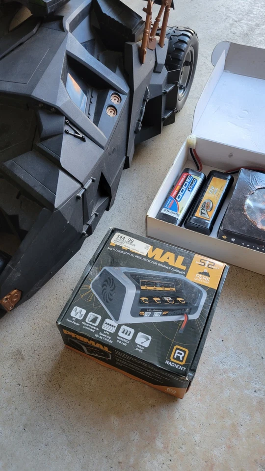 2005 TYCO BATMAN BEGINS R/C RADIO-CONTROLLED BATMOBILE TUMBLER 1:6 w/REMOTE - Image 4 of 4