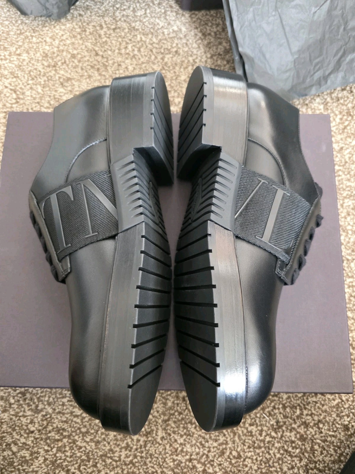 SAOLA Scarpe derby Valentino Garavani VLTN nere suola grossa taglia UK 8 EU 42