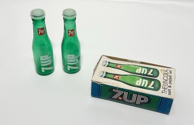 VINTAGE 1970s 7UP GLASS BOTTLE SALT & PEPPER SHAKER 4'' Made in Taiwan Green